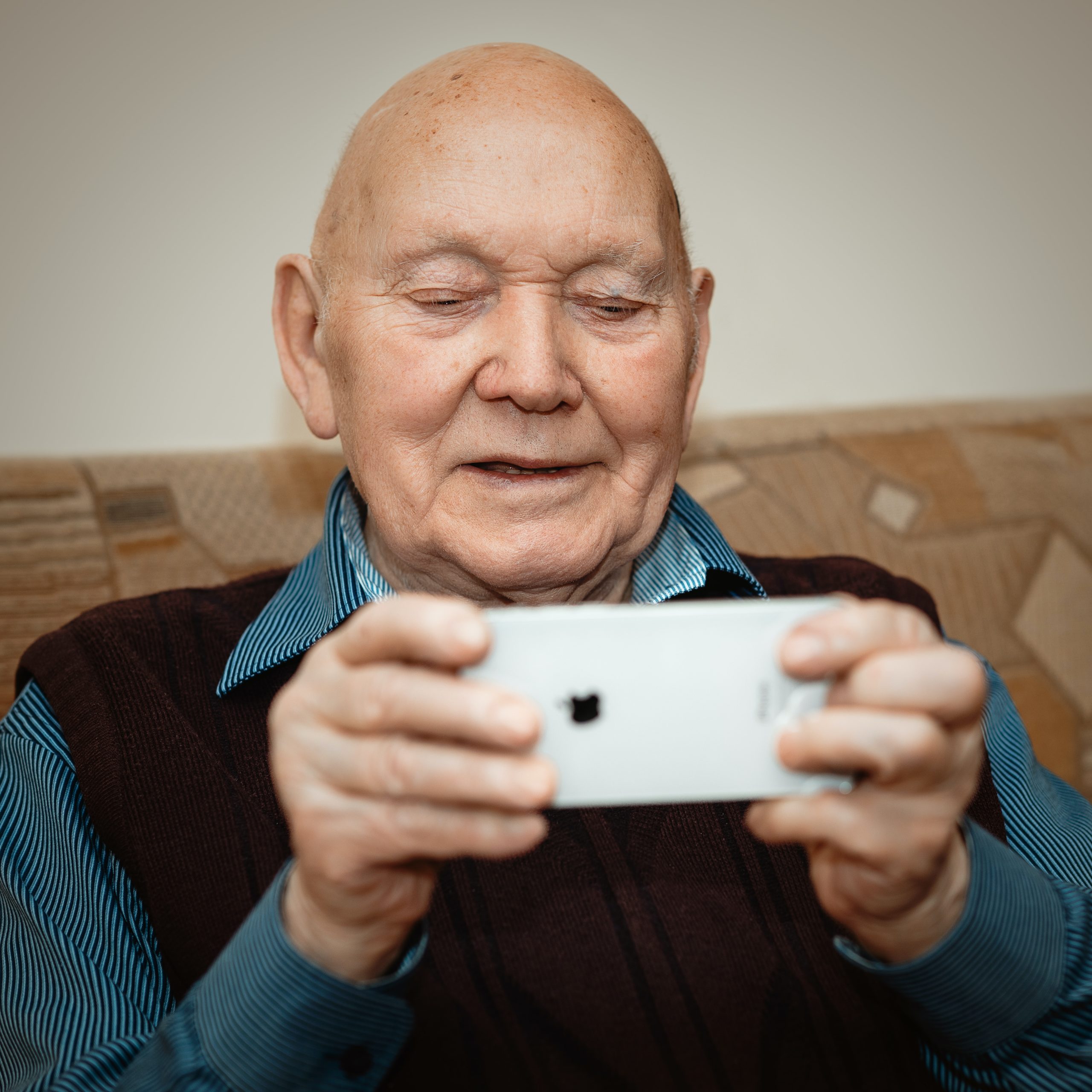 Opa mit Handy Großvater Senior